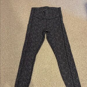EUC - Athleta Ultimate Stash Your Treasures 3/4 Tights/Leggings.  XS